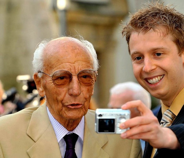 &#8222;Ganz neues prominentes Mitglied...Walter Scheel mit Fan in Bad Krozingen  | Foto: dpa