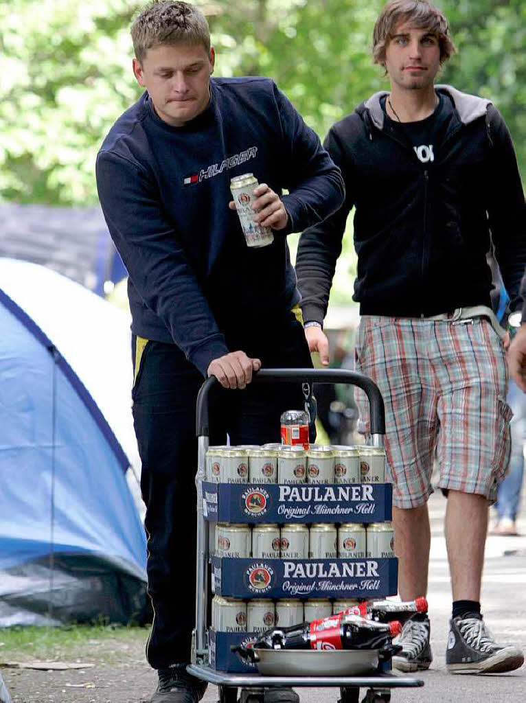 Gut vorbereitet sind diese beiden, die ihr Bier auf einem Wgelchen zum Zelt bringen.