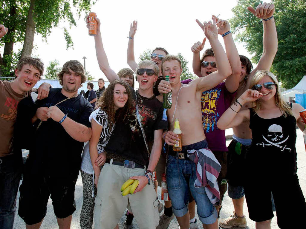 Voller Vorfreude auf ein Rock-Wochenende: Besucher in Nrnberg
