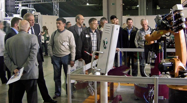 Russische Fachbesucher auf der Maschin...chten des Roboterbiegesystems Twister.  | Foto: Michael Baas