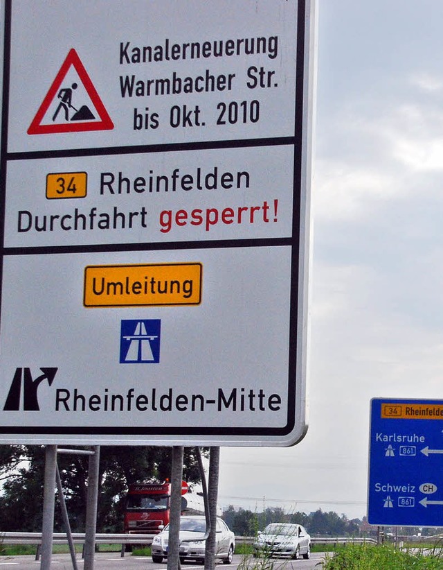 Auf  groen Schildern wird auf die Ver... Ortsdurchfahrt Warmbach hingewiesen.   | Foto: Ralf Staub