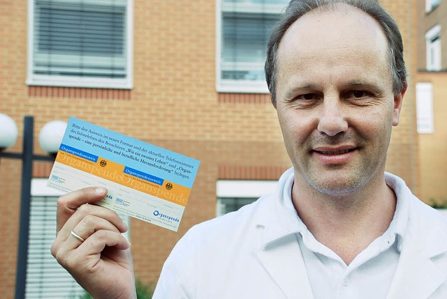 Der Offenburger Klinikarzt Bernhard Gorien mit einem Organspendeausweis  | Foto: gertrude siefke