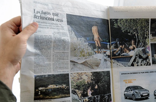 Junge Frauen in nichts auer Stringtan...usconis Villa Certosa auf Sardinien.    | Foto: AFP