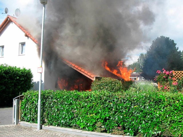 Ein Wohnhaus in Kehl stand heute Morgen in Flammen  | Foto: polizei