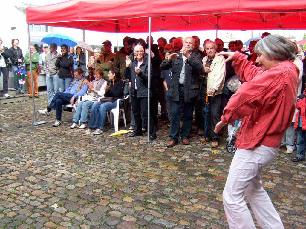 Besucher lieen sich am Samstag vom Regen die Laune nicht vermiesen.