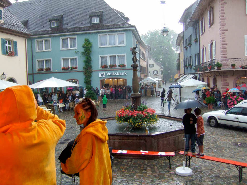 Besucher lieen sich am Samstag vom Regen die Laune nicht vermiesen.