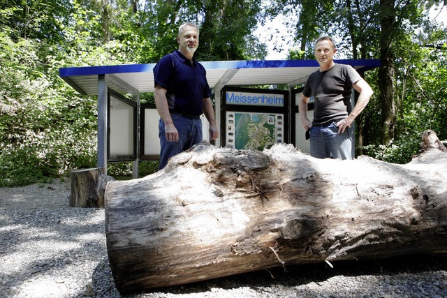 Erst mal auf den Baumstamm setzen und ... ber die neue Infotafel fr Radler.    | Foto: Christoph Breithaupt