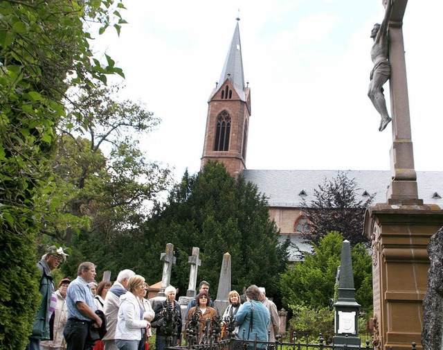 Der alte Friedhof bei der Stiftskirche...e Lahrer Persnlichkeiten einzugehen.   | Foto: Heidi Fssel