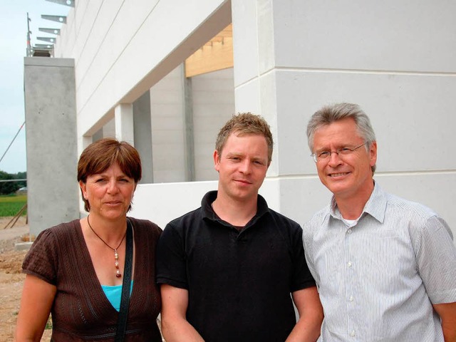 Unternehmer Rolf Herter (rechts)  freu...e zahlreichen    Gste beim Richtfest.  | Foto: Kai Kricheldorff