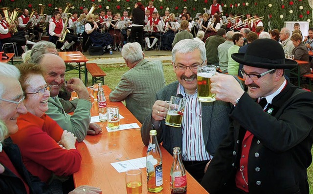 Gute Stimmung herrschte schon bei den ...r stieen auf ein gelungenes Fest an.   | Foto: Schuster-Stich