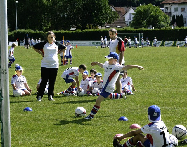 Einen knackigen Schuss hat Niclas Sand...hrend eines Fuballcamps in Waldshut.   | Foto: Edinger