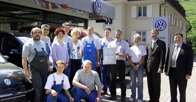 <Bildtext>Das stolze Team des Autohaus...Schmitt und Erich Schwarz. </Bildtext>  | Foto: Silke Hartenstein