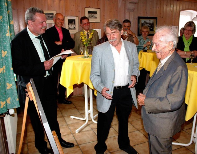 Ernst Baier (100) bewundert die Tafel,...ns Theo Baumann (Mitte) geschaffen hat  | Foto: Heiner Fabry