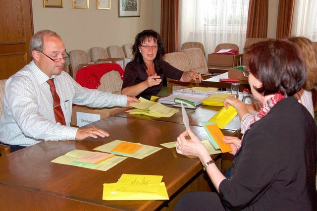 Im Vogtsburger Rathaus wurden gewissenhaft die Briefwahlunterlagen ausgewertet.  | Foto: Gerold Zink