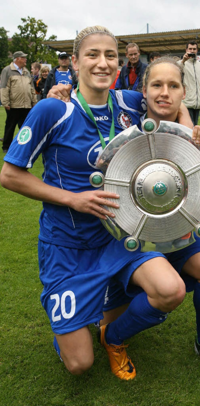 Der Stolz des Ostens mit Meisterschale...vom Deutschen Meister Turbine Potsdam   | Foto: dpa