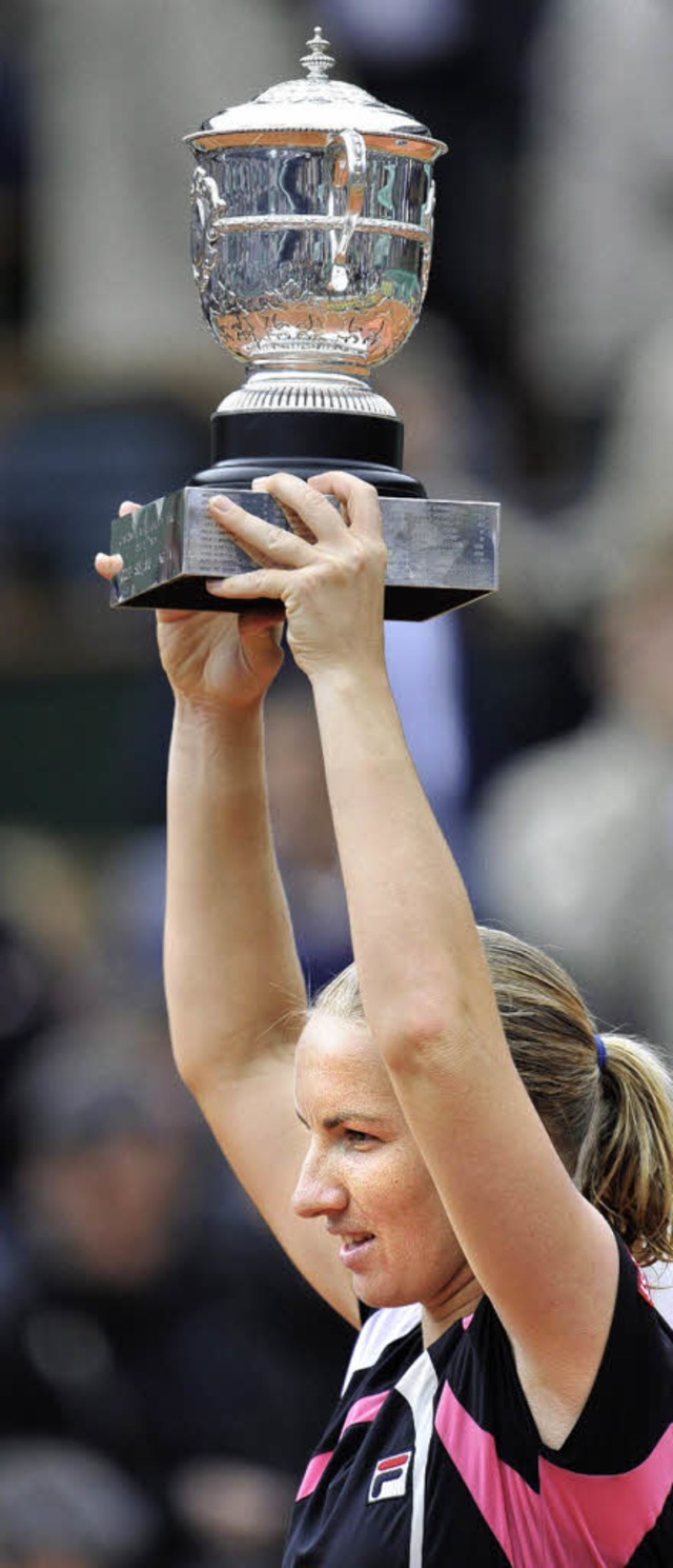 Sieht ein bisschen aus wie Steffi Graf...n dieser den Pokal: Swetlana Kusnezowa  | Foto: dpa