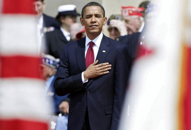 US-Prsident  Barack Obama whrend der...n Nationalhymne in Colleville-Sur-Mer   | Foto: dpa