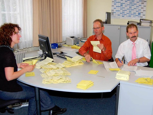 60 Wahlhelfer zhlten in Ihringen die Stimmen fr den Gemeinderat aus.  | Foto: Alexander Gbel