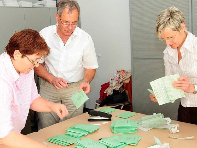 Mit Hochdruck zhlten die Wahlhelfer i...s hlingen die Stimmen der Wahlen aus.  | Foto: Wilfried Dieckmann