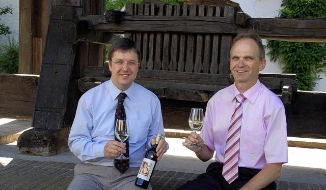 Ein Prosit auf den Festwein: WG-Gesch...links) und Verkaufsleiter Roland Jakob  | Foto: ue