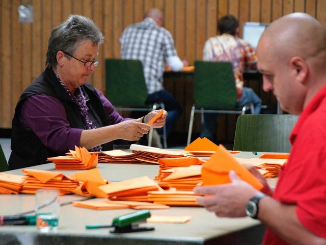 Wahlhelfer in der Stadthalle bei der V...en erfolgte an insgesamt 32 Computern.  | Foto: Martin Wendel