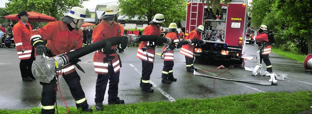 Technik und Kraft gehen bei den Feuerwehrleuten Hand in Hand.   | Foto: Dieter Erggelet