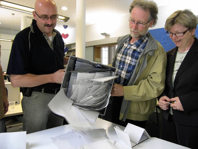 Wahltag ist Zahltag und gleichzeitig Z...: Kenzinger Wahlhelfer bei der Arbeit.  | Foto: Michael haberer
