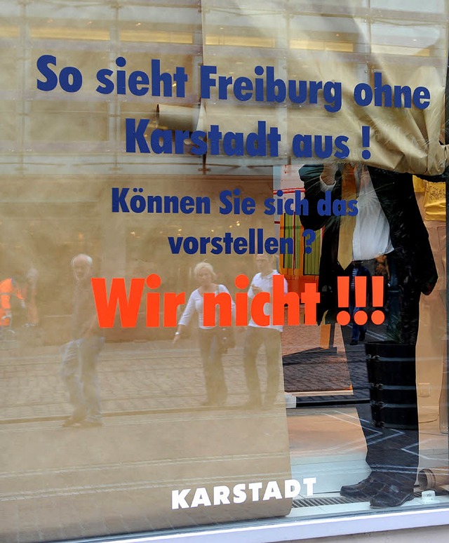 Mitarbeiter der  Karstadt-Filiale in F...en eine drohende Schlieung verhllt.   | Foto: DPA