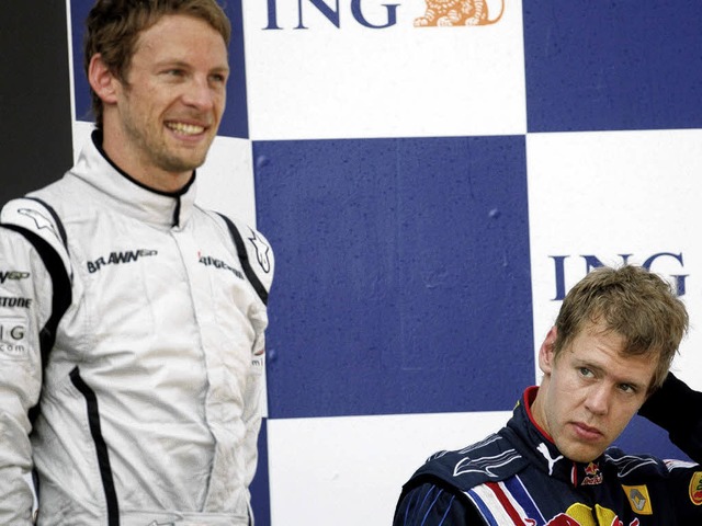 Sebastian Vettel (rechts) schaut verdr...en WM-Titel mit Jenson Button (links).  | Foto: dpa