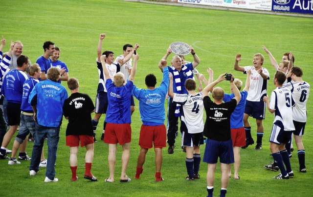 Trainer Ralf Vogelbacher inmitten seiner Kicker mit &#8222;Meisterschale&#8220;.  | Foto: Roland Vitt