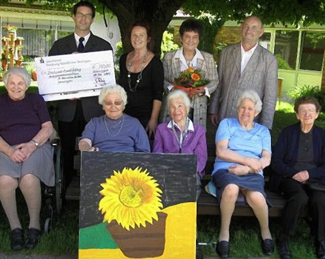 Gruppenbild mit Bild: Vom Malprojekt b...vom  Kreisseniorenzentrum berreicht.   | Foto: LRA