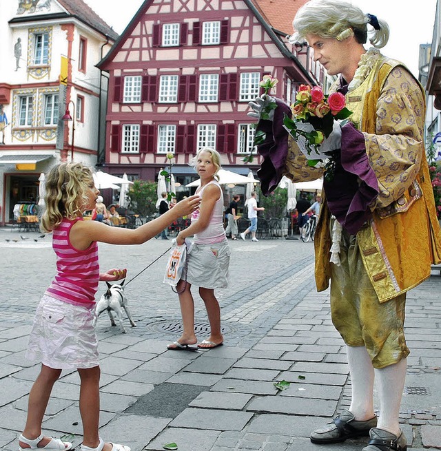 Charmant berreicht der Rosenkavalier ...d Komplimente in der Lahrer Altstadt.   | Foto: BZ