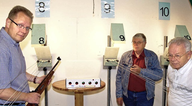 Testen der Laser-Schieanlage: Arthur ... Mauri und  Henry Peschel (von links)   | Foto: Heinz Vollmar