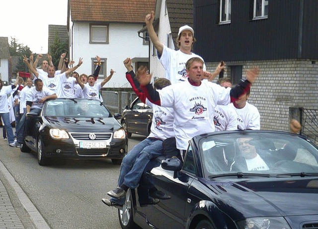 Mit einem Autokorso feiern die Sportfreunde Ichenheim die Meisterschaft.   | Foto: Dieter Fink