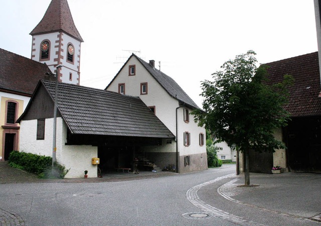 Auf diesem Platz vor der Kirche werden... mit Musik, Speis und Trank verwhnen.  | Foto: Cremer