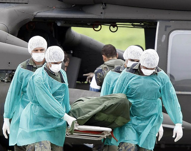 Brasilianische Militrs tragen das ers...en Flugplatz von Fernando de Noronha.   | Foto: AFP