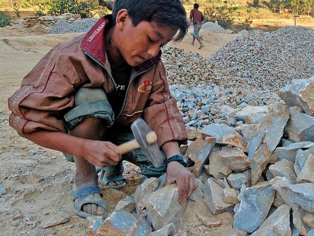 Kinder mssen in Indiens Steinbrchen ... sehr schlechten Bedingungen arbeiten.  | Foto: dpa
