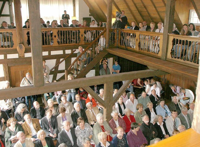 Die Orgelmusik wollten mehr Besucher h...h ein Pltzchen auf der Treppe suchen.  | Foto: Heidi Foessel