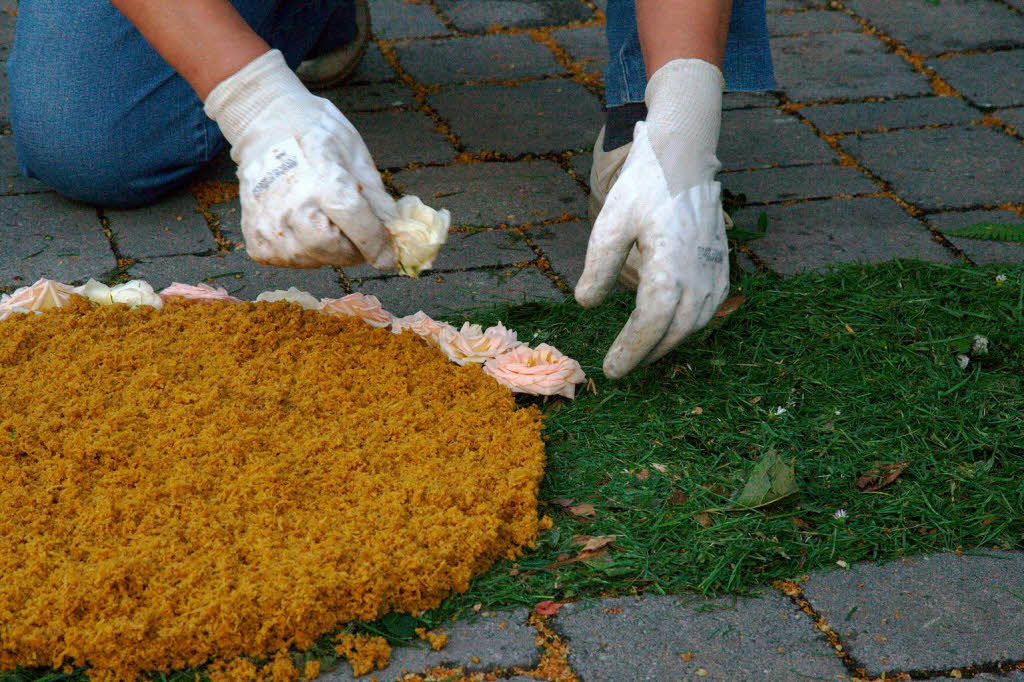 An die Stelle des Holzrahmens werden nun sorgfältig Blüten um den farbigen Kreis gebettet. An die Stelle des Holzrahmens werden nun sorgfältig Blüten um den farbigen Kreis gebettet.