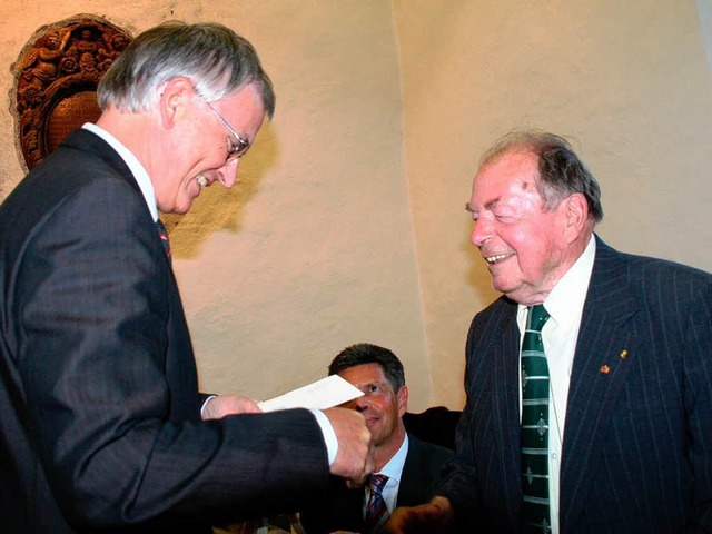 Die Glckwnsche zum 85. Geburtstag vo...berbrachte Landrat Schneider (links).  | Foto: Marlies Jung-Knoblich