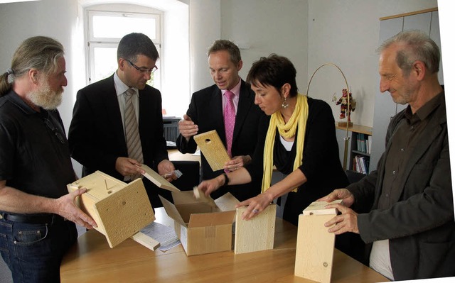 Gelbe Nistksten fr die Stadt: Eine n...tina Reinel und  Rainer  Mertens vor.   | Foto: Thomas Winckelmann