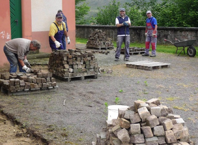 Eigenleistung zur Auenrenovation von ...sterung rund um die Nordweiler Kirche.  | Foto: Merz