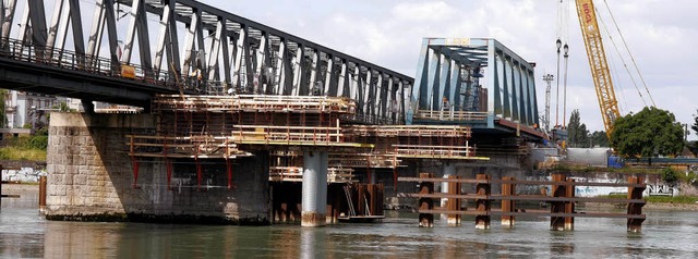 Stck fr Stck wird die neue Eisenbahnbrcke ber dem Rhein vorangetrieben.   | Foto: Peter Heck