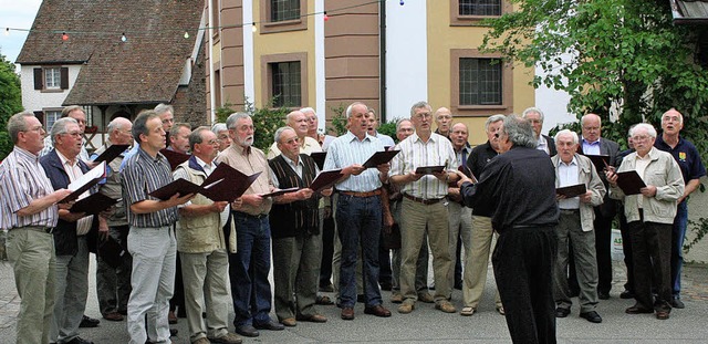 Der Mnnergesangverein erffnete sein ...mut Schwitalla mit bekannten Liedern.   | Foto: Cremer