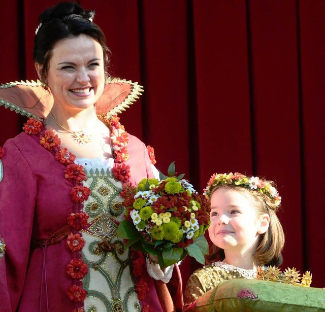 Die amtierende Chrysanthemenknigin Nelly I mit &#8222;kleinem&#8220; Gefolge.  | Foto: Stadt Lahr