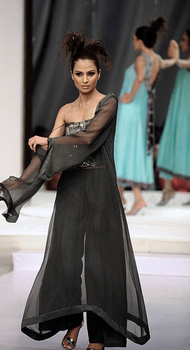 Ein Zeichen gegen die Taliban:   Modeschau in Karatschi.   | Foto: AFP