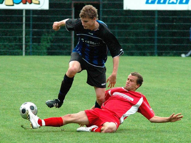 Sascha Zhringer (unten), hier im Duel...rzielte den Ausgleich fr Au-Wittnau.   | Foto: C. Zimmermann