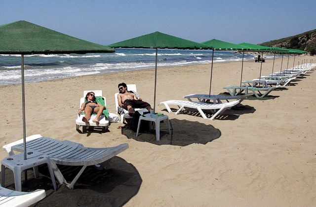 Ein Paar liegt am Yianiskari-Strand bei Patras in Griechenland.  | Foto: dpa