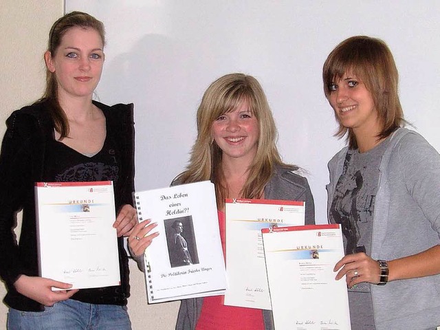 Erfolg (von links): Lisa Moser, Carina...sprsidenten unterzeichneten Urkunden.  | Foto: bz