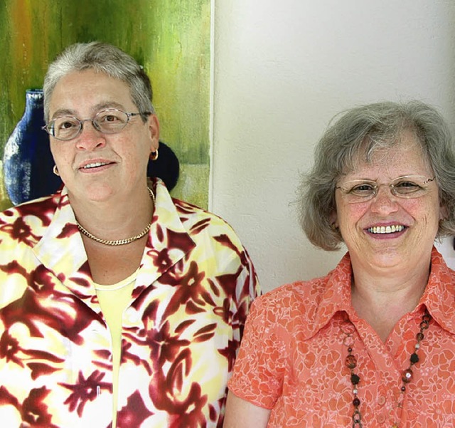Die Malerinnen Jutta Buttle (rechts) u...sentieren ihre Werke im Krankenhaus.   | Foto: jbs